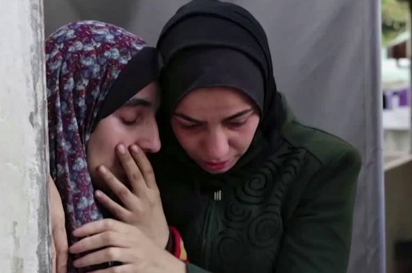 周一,加沙南部城市拉法的巴勒斯坦人為在以色列救援行動中喪生的家人感到悲痛。巴勒斯坦權力機構官方電視臺稱,襲擊事件造成74人死亡。