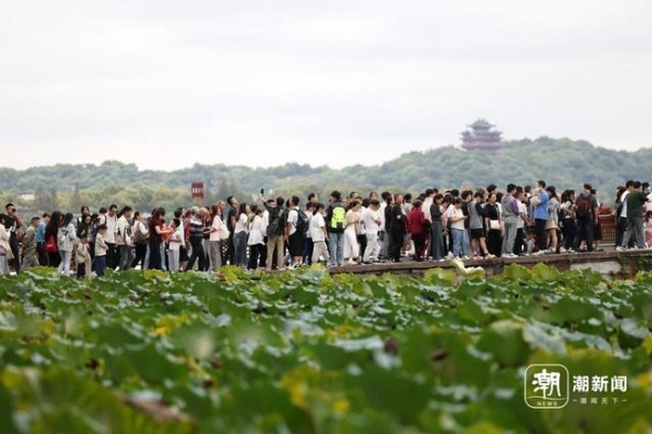 國(guó)慶景區(qū)人從眾 西湖斷橋上全是人