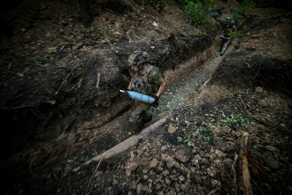 2024年7月22日,烏克蘭東部頓涅茨克地區的托列茨克附近,第95獨立空中突擊旅的士兵攜帶炮彈。