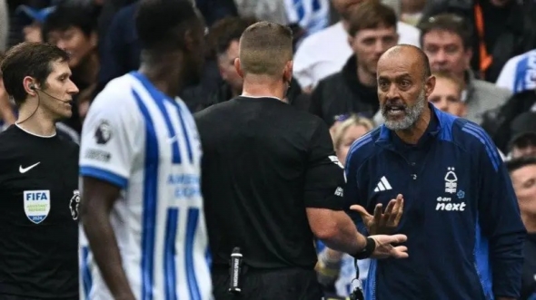 努諾·埃斯皮里托·桑托(右)在摩根·吉布斯-懷特被解雇后被罰下場