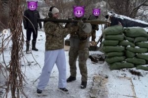 烏克蘭網(wǎng)球明星埃琳娜·斯維托麗娜手持火箭發(fā)射器