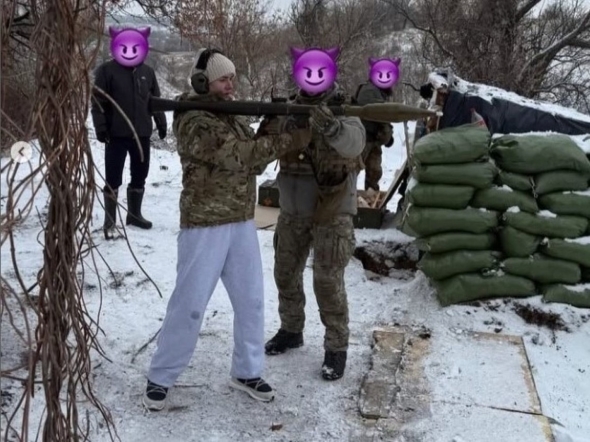 網球明星埃琳娜·斯維托麗娜在參加烏克蘭戰爭后手持火箭發射器。Instagram