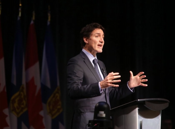 2024年12月9日加拿大總理賈斯汀·特魯多在哈利法克斯會議中心向哈利法克斯商會成員發表講話