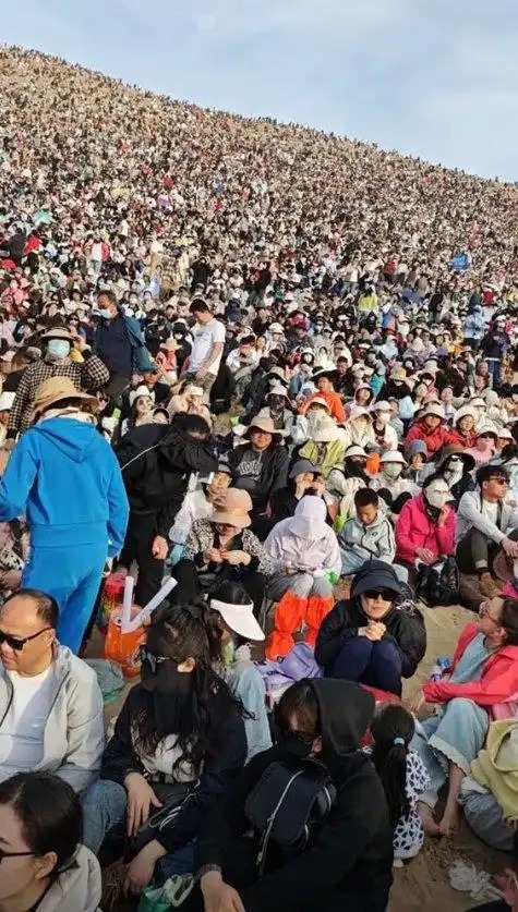 敦煌月牙泉目之所及全是人