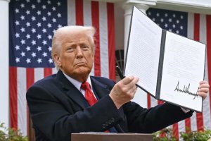 特朗普39%關(guān)稅生效 瑞士奢侈品價(jià)格暴漲