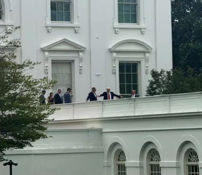 視頻:特朗普站在白宮屋頂上開玩笑說要安裝導彈