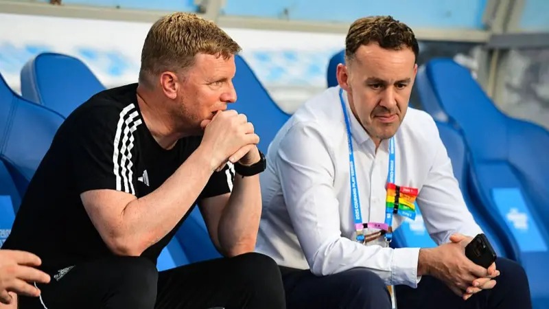 埃迪·豪和紐卡斯爾表演總監詹姆斯·邦斯