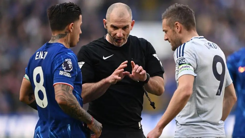 場上僅限隊(duì)長和裁判溝通