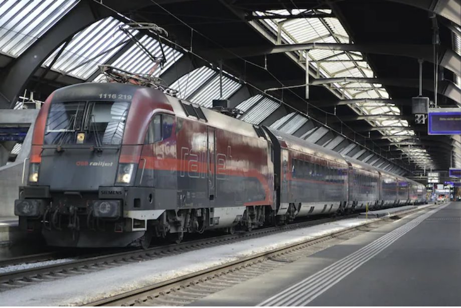 奧地利男子男子緊緊抓住高速列車,幸存下來。