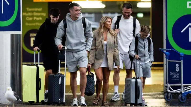 列儂·米勒于周一與父親李及其家人一起離開格拉斯哥機場