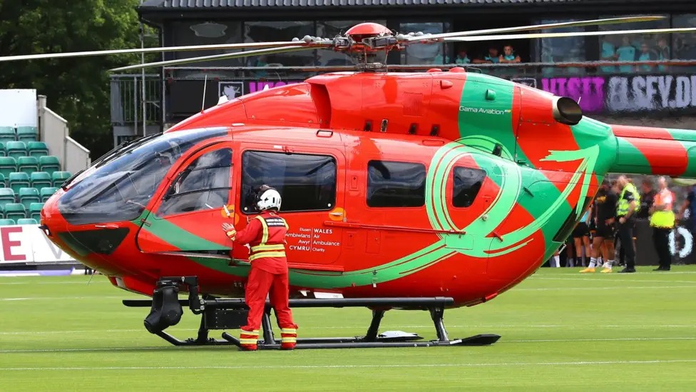 一架空中救護直升機在比賽開始前降落在羅德尼游行球場上