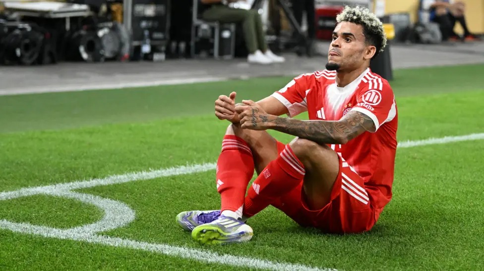 路易斯·迪亞茲慶祝在德國超級杯對陣斯圖加特的比賽中首次代表拜仁慕尼黑出場并取得進球