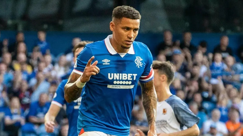 詹姆斯·塔弗尼爾在下半場為流浪者隊攻入一粒點球