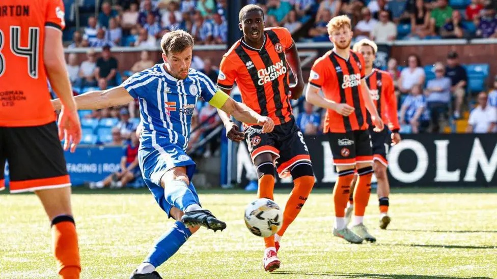 布拉德·萊昂斯為基爾馬諾克隊攻入致勝一球