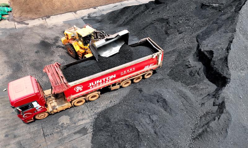 2025年6月12日,一艘船在中國東部江蘇省連云港港卸煤。