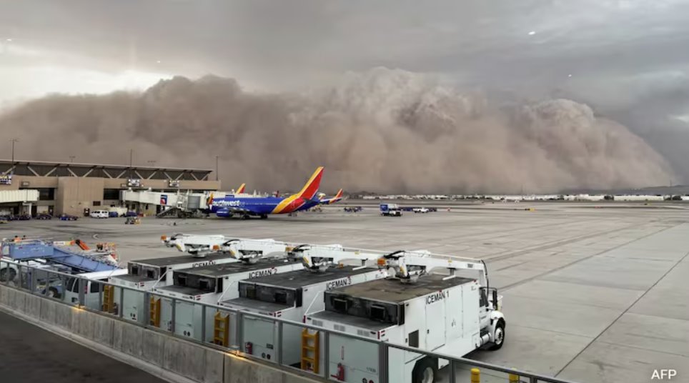 一場強風暴掀起高聳的塵土墻,席卷了鳳凰城大都會區