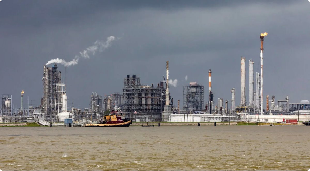 密西西比河對岸,美國路易斯安那州漢維爾市的陶氏化學石化生產基地。