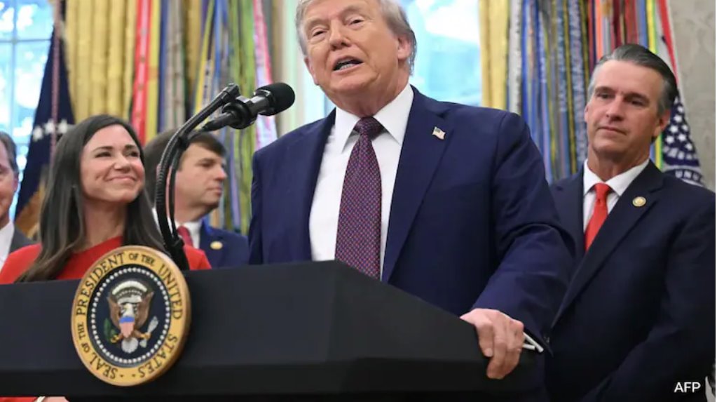 特朗普在橢圓形辦公室告訴記者:“我周末非常活躍。”