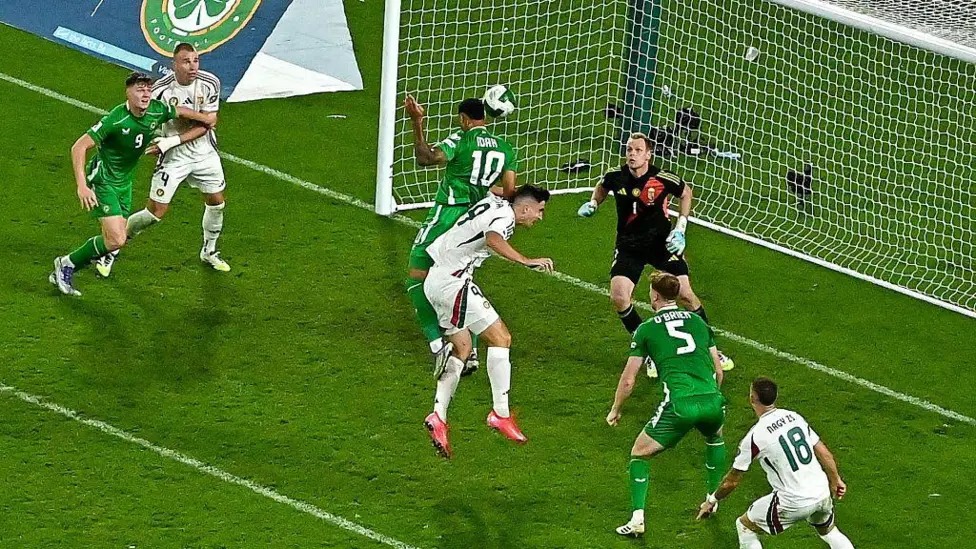 伊達接曼寧的傳中,頭球擺渡,扳平比分