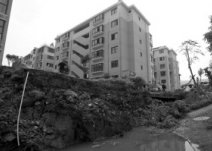 <b>小區(qū)路面疑因河道清理誘發(fā)近百平米塌陷(圖)</b>