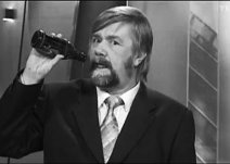 芬蘭電視臺一位男主播播報酒駕違章的新聞時喝酒被