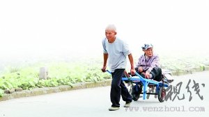 老漢每天往返16公里山路推癱瘓老伴去按摩